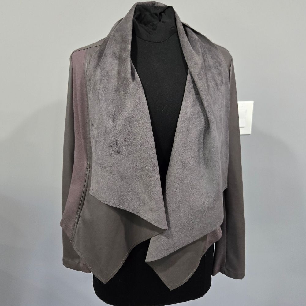 🐢 KUT from Kloth,  Gray faux leather drape front jacket 🧥 Size Small VG